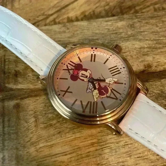 Vintage-Style Minnie Mouse Watch for Women‎ with White Leather Strap - Picture 4 of 6